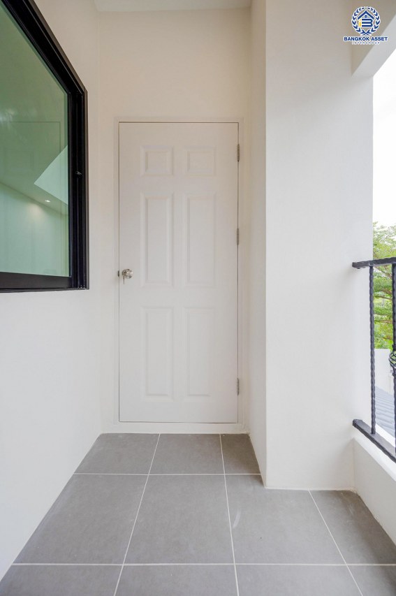 บ้านมือสองตกแต่งใหม่ โครงการ ปฐวีกาญจน์ ประชาชื่น-แจ้งวัฒนะ ทำเลโซนเมือง ดีไซน์สุด Classic ใกล้เซ็นทรัลแจ้งวัฒนะ สนามบินดอนเมือง เดินทางสู่ใจกลางเมืองได้อย่างรวดเร็วด้วย ทางด่วน"ศรีสมาน" และรถไฟฟ้าสายสีชมพู "สถานีเมืองทองธานี" บนเนื้อที่ 61.6 ตร.ว. ฟังก์ชัน 3 ห้องนอน 4 ห้องน้ำ 1 ห้องแม่บ้านพร้อมห้องน้ำ จอดรถได้ 2 คัน